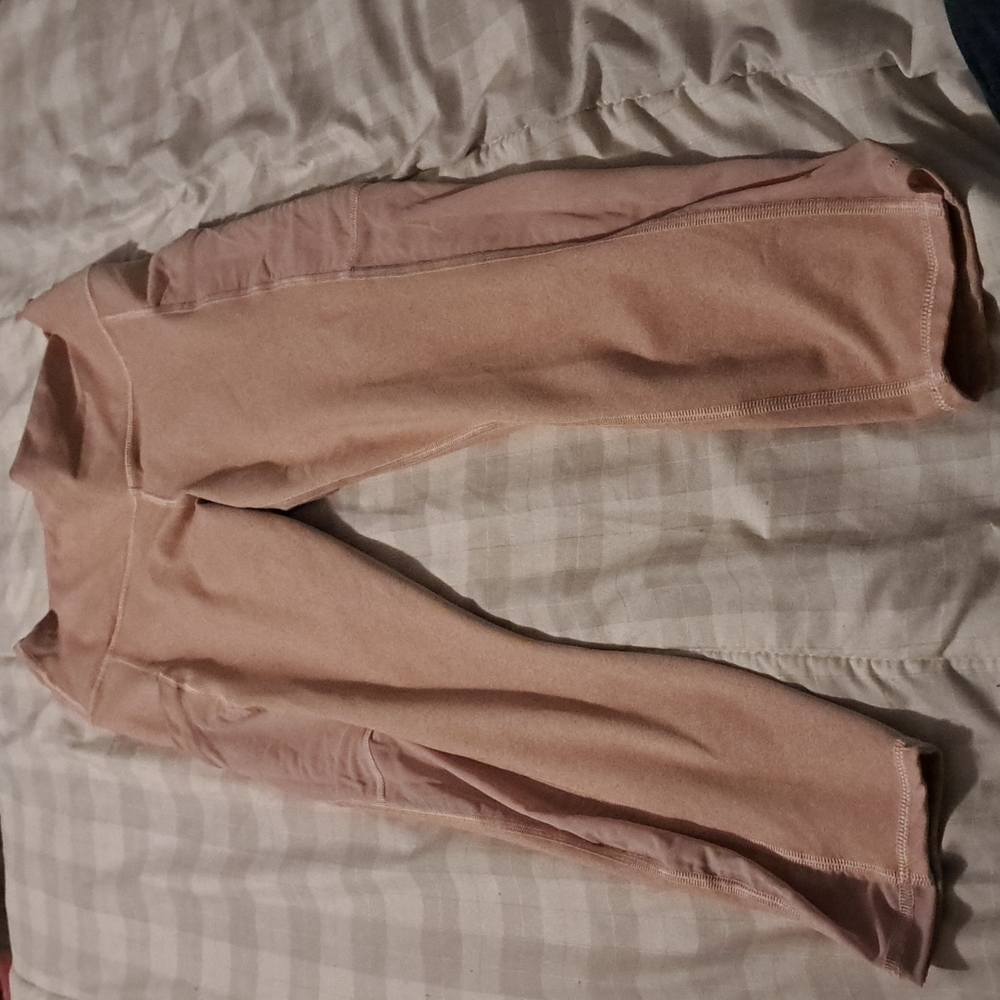 Fabletics blush colored leggings 3/4 length size M. 2 side pockets and mesh.